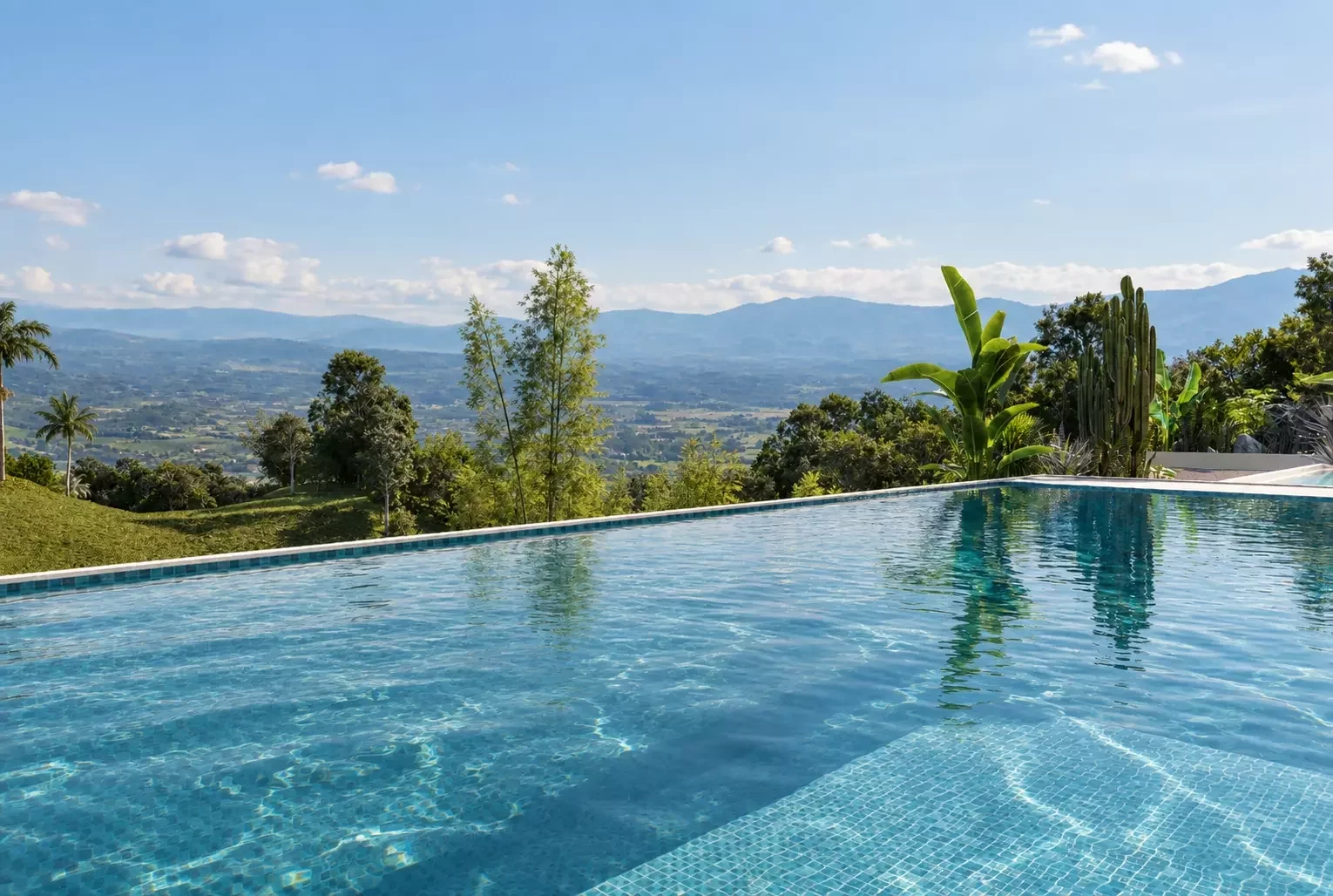 Piscina infinita de Hacienda Carmelita frente al paisaje de Pereira, Risaralda, Colombia