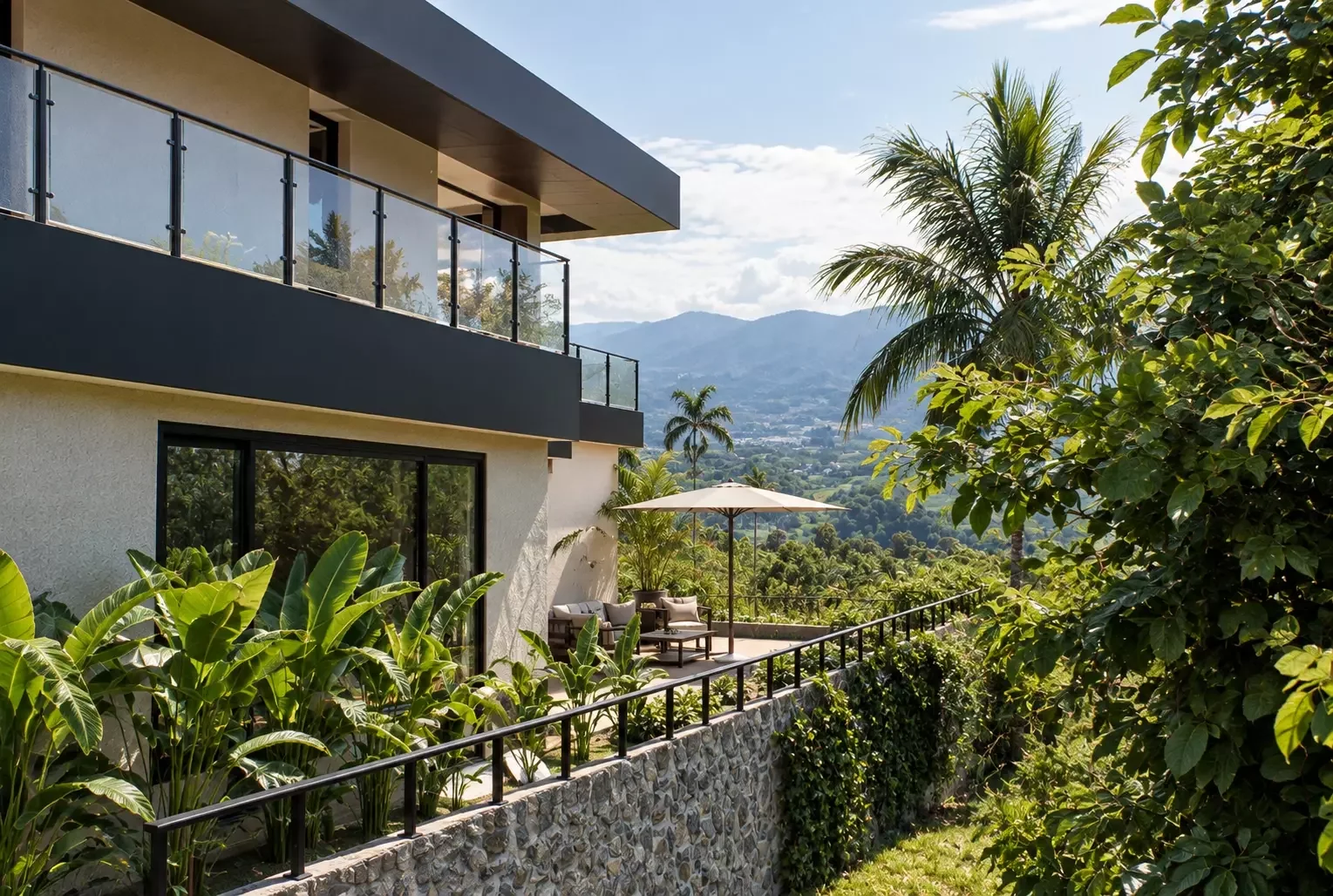 Vista lateral exterior de Hacienda Carmelita con vegetación tropical en Pereira, Risaralda